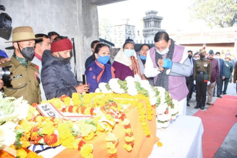 शहीद हवलदार प्रदीप थापा की अंतिम यात्रा में शामिल हुए सीएम धामी