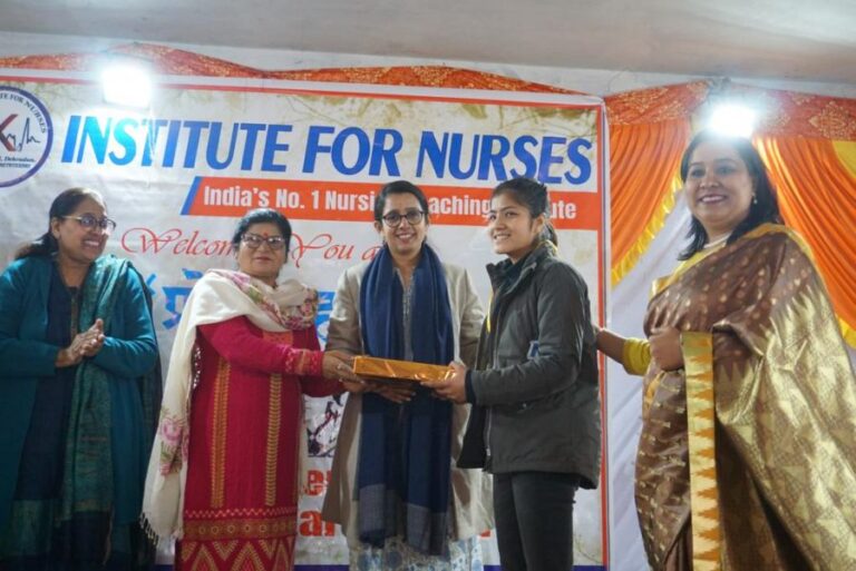 प्रोत्साहन कार्यक्रम के तहत किया गया नर्सेज को सम्मानित