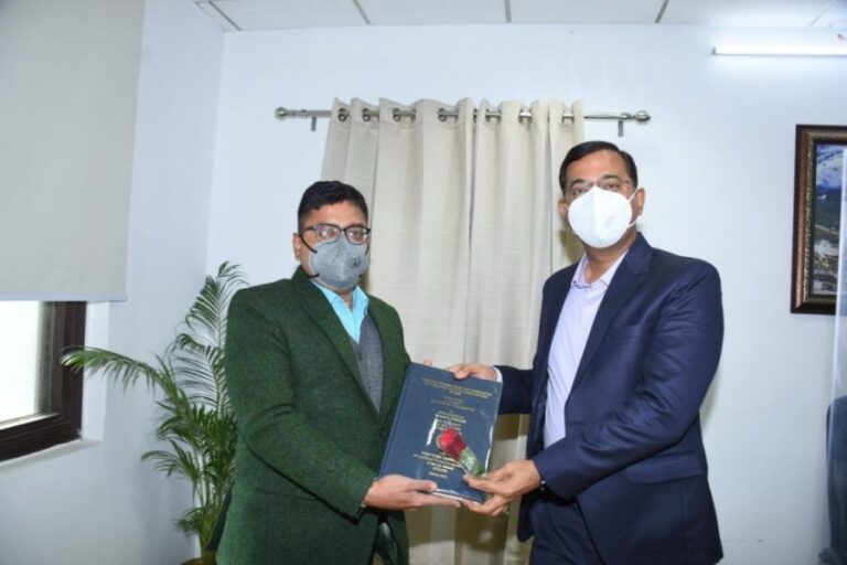 सूचना विभाग के उपनिदेशक नितिन उपाध्याय ने अपने शोध कार्य की प्रति की सूचना विभाग  से साझा