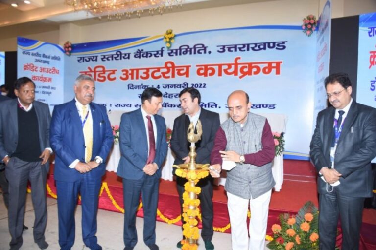 दूरस्थ क्षेत्रों में बैंकों और प्रशासन द्वारा योजनाओं की जानकारी हेतु चलाएं जन जागरूकता अभियान: कराड