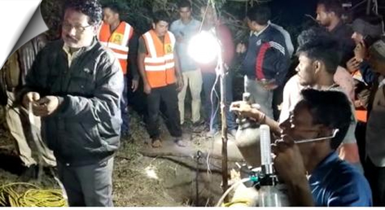 Madhya Pradesh | A 5-year-old boy fell into a 55-ft deep borewell in Mandavi village in Betul district. Rescue operation is underway at