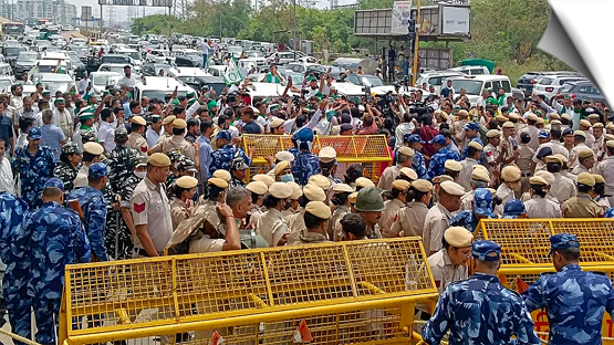 Farmers sitting on dharna at Ghazipur border, police stopped farmers going to mahapanchayat in support of wrestlers