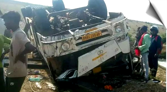 उप्र के मिर्जापुर में बस पलटने से 5 लोगों की मौत, 26 घायल