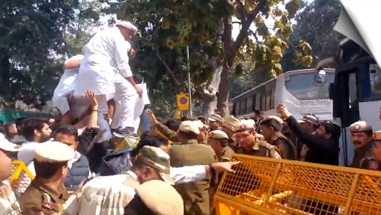 कांग्रेस पार्टी के बैंक खातों को फ्रीज करने के विरोध में यूथ कांग्रेस का जोरदार प्रदर्शन