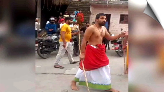 उत्तराखंड के हरिद्वार जिले में मंदिर दर्शन करने आए श्रद्धालुओं को पुजारियों ने लाठी-डंडों से दौड़ा-दौड़ाकर पीटा, पैसों को लेकर हुआ विवाद