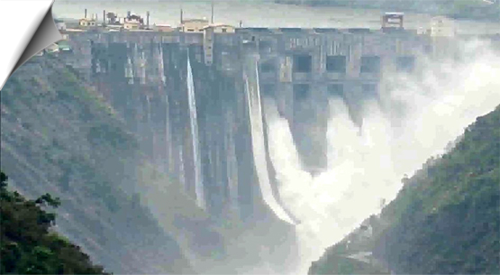 जम्मू-कश्मीर: रामबन में चिनाब नदी पर बने बगलिहार जलविद्युत परियोजना बांध का एक गेट खोला गया
